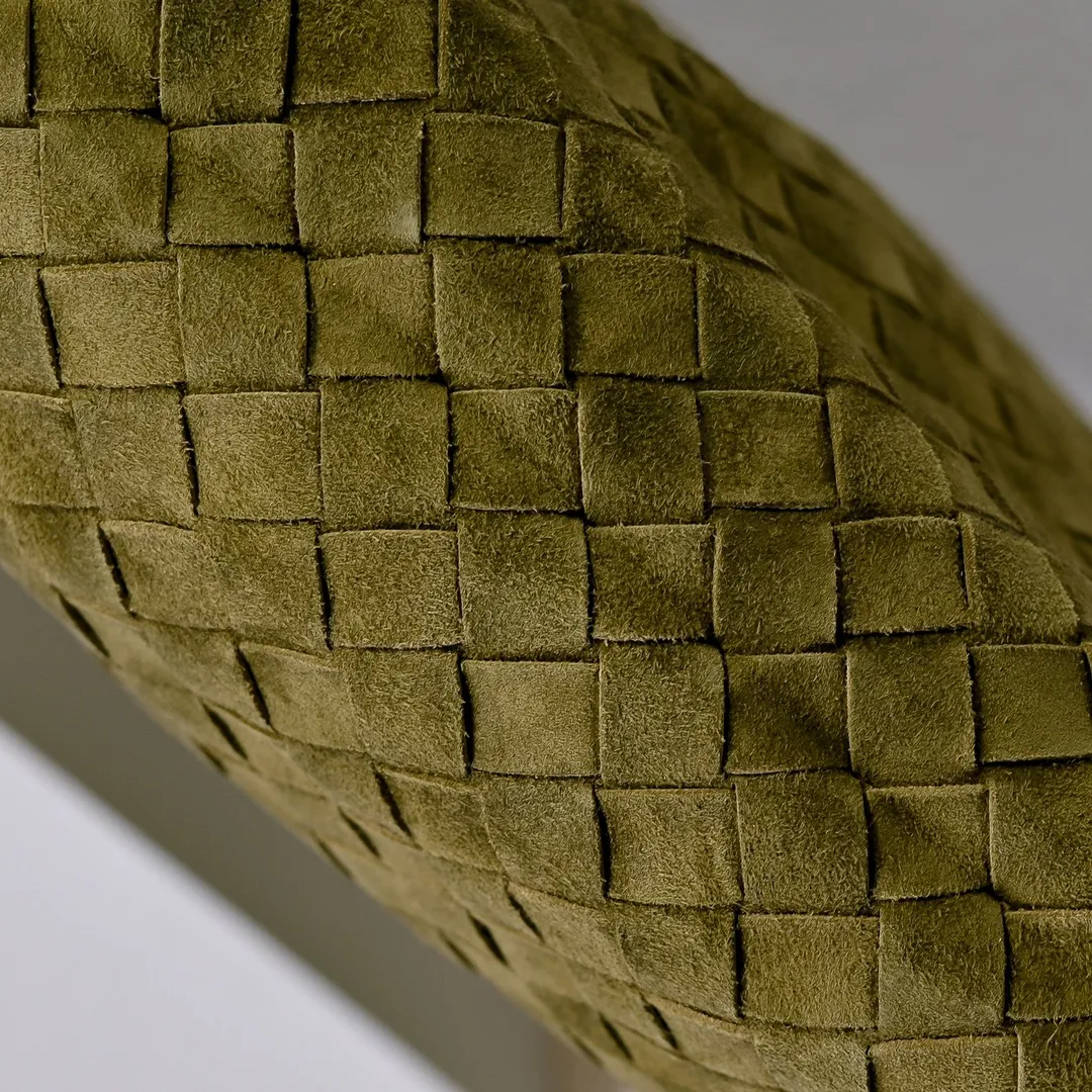Batch 2160 #Bv Yangjin large size HOP cowhide, the bag body and handles are made of a whole piece of woven leather. The bag body is soft and lazy. Hop symbolizes the praise of innovation and eternal craftsmanship [love]. The pyramid silhouette combines practicality and fashion. Modern and casual, the bag mouth is double-sided closed design, more convenient and safe! Made of soft cowhide and full of texture, this is a must-have for fashionable ladies who like minimalism, comfort and casualness! Model: 3970 Dimensions: 54x24x13